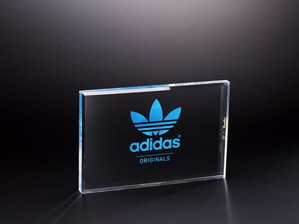 adidas亚克力展示台